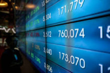 Kabar baik soal Covid-19 dorong IHSG naik 0,38% pada perdagangan Senin (27/4)