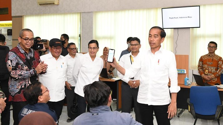 Jokowi Surprise Dapat Fakta Baru di Kantor Pajak Solo