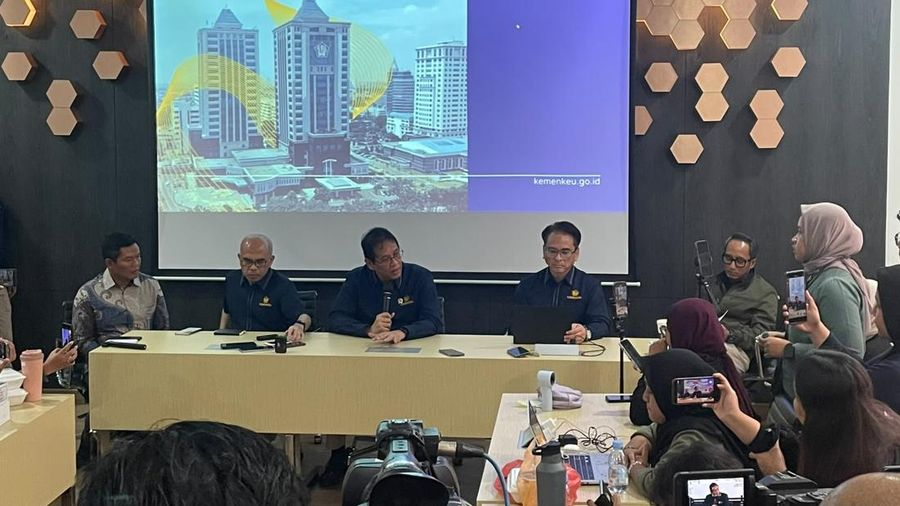 Purbaya Tunda Pajak Toko Online hingga Ambil Alih Utang Kereta Cepat